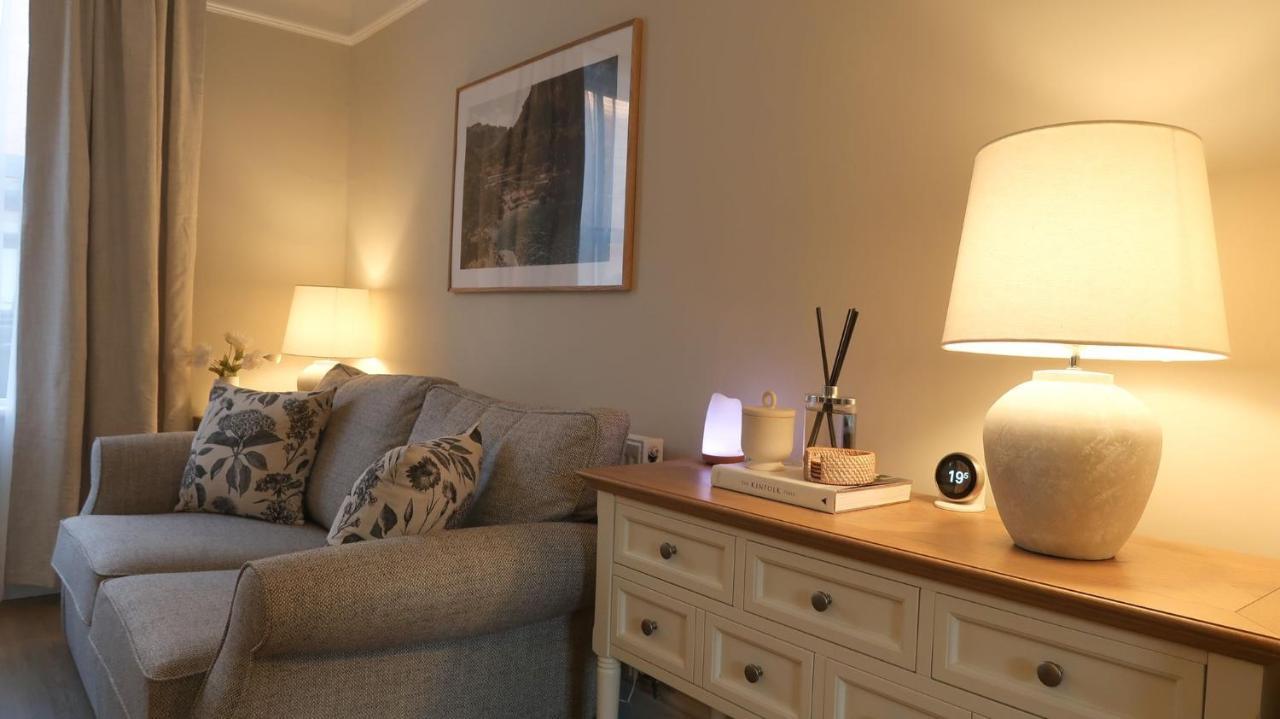 Luxury Living Outside The City Walls - Sleeps Six! 切斯特 外观 照片